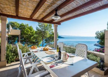 Steps to the Sea and Beach | Pool | Sea-view Balcony | Peaceful Bay