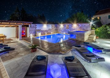 Luxury House David with heated pool and jacuzzi
