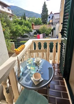 sa balkonom i pogledom na vrt