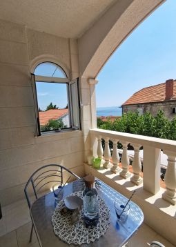 sa terasom i pogledom na more