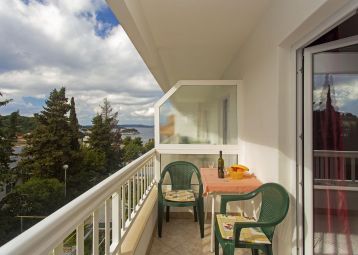 s balkonom i pogledom na more