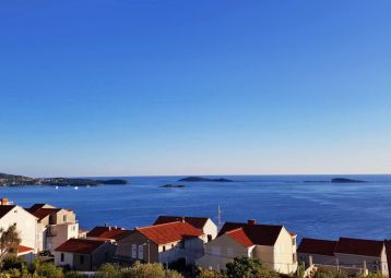 s dvije sobe i pogledom  na more