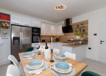 Azuris - Modern Sea View Apartment, Steps from the Center & Beach