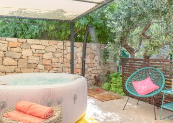 Olive garden, jacuzzi & grill Sara Bol