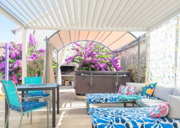 Spa tub & lounge with pergola Sara Bol