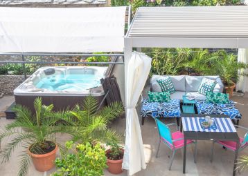 Spa tub & lounge with pergola Sara Bol