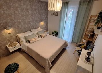 with balcony and king size bad 3