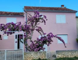 Vacation House Holiday Home Roza