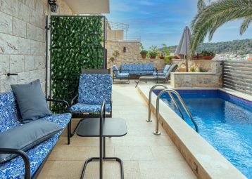 Deluxe with swimming pool