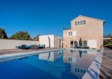 Villa with pool and spa