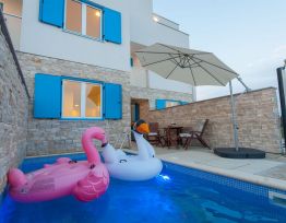 Villa Lily, Privlaka