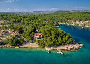 Uvala Lučice, Smrče