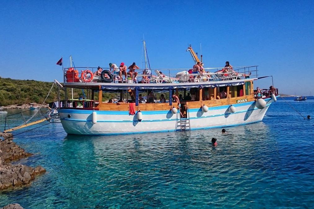 pakleni islands boat trip